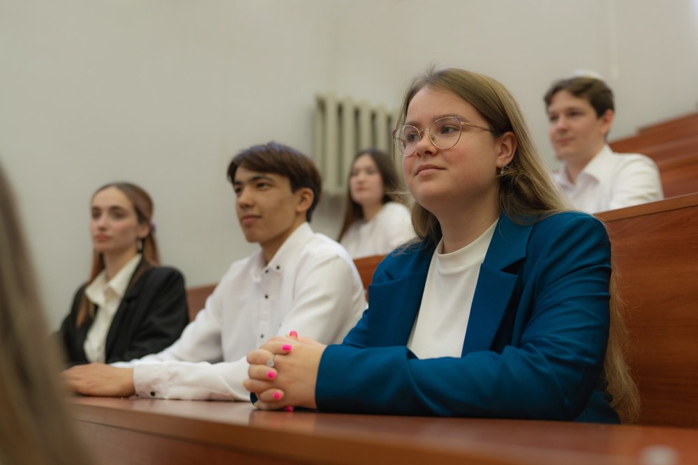 За 5 дней около 37,4 тысячи заявлений подано в педвузы Минпросвещения России, более 45 тысяч – в колледжи и техникумы За первые пять дней приемной кампании подведомственные Минпросвещения России педагогические вузы приняли 37 377 заявлений, в том числе по образовательным программам бакалавриата, специалитета и базового высшего образования. За этот же период абитуриентами было подано 45 тыс. заявлений и 1,3 тыс. заявок на целевое обучение по программам среднего специального образования.