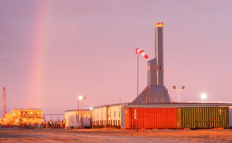 Президент Путин подписал указ продлевающий срок продажи невостребованной доли Exxon в нефтегазовом проекте Сахалин 1 до 1 января 2027 года Документ размещен на портале правовой информации Напомним проект Сахалин 1 реализуется в рамках соглашения о разделе продукции с 1996 года Он включает 3 месторождения на Сахалине Чайво Одопту и Аркутун Даги с потенциальными извлекаемыми запасами 307 млн т нефти и 485 млрд куб м газа Оператором проекта ранее была Exxon Neftegaz Limited В ней 30 принадлежало американской ExxonMobil 10 Роснефти 30 японской Sodeco и еще 20 индийской ONGC Videsh Но осенью 2022 го из за недружественных действий западных государств проект был перерегистрирован на российское юрлицо ООО Сахалин 1 в Южно Сахалинске