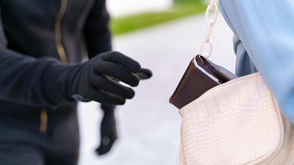 В России стали меньше красть За 11 месяцев 2025 года в суды поступило 128 700 дел по статье 158 УК РФ За тот же период 2024 го 140 000 следует из статистики Верховного суда с которой ознакомились Ведомости Снижение составило более 11 Похожие тенденции прослеживаются и по мелким хищениям статья 158 1 УК РФ За 11 месяцев 2025 года в суды поступило 4400 таких дел тогда как за весь 2024 й 7500 Современный исторический период характеризуется множеством факторов оказывающих влияние на количественное и качественное состояние преступности указывает вице президент Федеральной палаты адвокатов Евгений Рубинштейн По его словам так называемые контактные преступления к которым относятся все формы хищений за исключением мошенничеств с криптоактивами происходят все реже Здесь нет заслуги правоохранителей утверждает адвокат Freepik Telegram Max