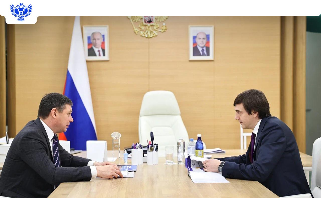 Сергей Кравцов провёл встречу с губернатором Тамбовской области Евгением Первышовым Темой обсуждения стали вопросы развития системы образования региона в том числе инфраструктурные проекты и реализация проекта Профессионалитет Тамбовская область ответственно и системно подходит к развитию системы образования Регион демонстрирует высокие темпы в создании современных школьных мест а также в развитии среднего профессионального образования Такой комплексный подход является надёжной основой для подготовки квалифицированных кадров для экономики региона отметил Сергей Кравцов Важное Одна четвёртая часть в общих консолидированных расходах региона это расходы на образование Тамбовская область активно участвует в мероприятиях нацпроекта Молодёжь и дети В регионе продолжается строительство 4 школ их ввод запланирован на 2026 2027 годы Активно ведётся капремонт зданий В период с 2022 по 2024 год отремонтированы и открыты после капитального ремонта 30 зданий школ В 2025 году работы проводятся на 30 объектах это 26 школ 2 детских сада 2 здания профессиональных образовательных организаций В регионе 84 колледжей и техникумов а также 25 предприятий партнёров участвуют в проекте Профессионалитет более 4 500 студентов обучаются по профильным программам В субъекте принят региональный закон об инвестиционном налоговом вычете для предприятий оказывающих поддержку системе СПО В систему СПО инвестировано 615 млн рублей на капитальный ремонт помещений и оснащение мастерских и лабораторий Это позволило создать 32 уникальные учебно производственные зоны В регионе действуют четыре образовательно производственных кластера по отраслям Машиностроение Сельское хозяйство Туризм и сфера услуг Транспорт В 2026 году начнёт работу кластер по отрасли Легкая промышленность В планах создание кластеров по отраслям Образование и Медицина Новости МП Подписаться в MAX