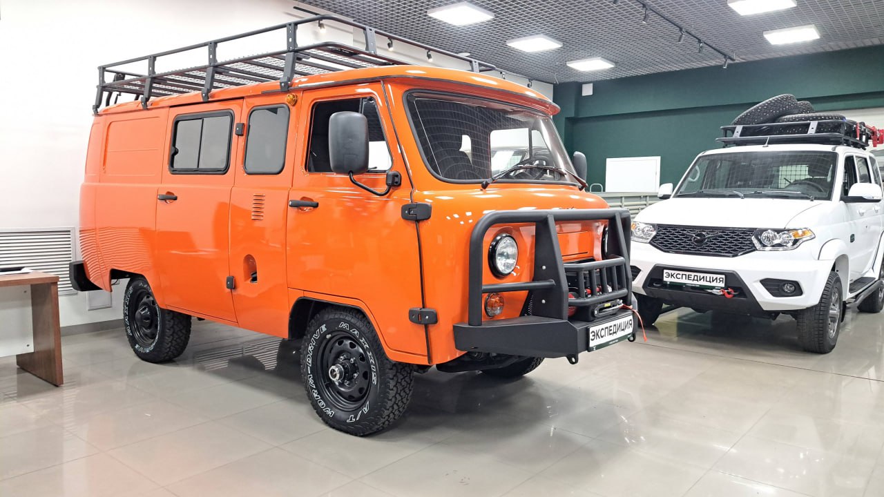 Ульяновский автомобильный завод УАЗ временно остановил производство автомобилей УАЗ СГР Экспедиция называемых Буханкой ориентировочно до февраля 2026 года сообщил представитель пресс службы УАЗ По его словам причиной прекращения выпуска автомобиля стала смена поставщика навесного оборудования jkinvest news jkinvest