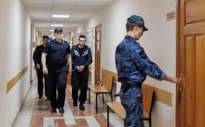 Контрактник зарезал жену в брачную ночь Трагедия произошла в Тюменской области 4 марта. Находясь в отпуске, младший сержант Алексей Марчуков женился на своей сожительнице Марине. После регистрации супруги отправились в гости к родственникам, где выпивали в семейном кругу. Вернувшись поздно вечером домой в село Юргинское, пара поссорилась. Алексей ударил Марину ножом в грудь, от чего женщина скончалась. Марчуков и раньше поднимал руку на Марину, но женщина прощала сожителя. Его несколько раз привлекали к ответственности за дебоширство, а в итоге предложили выбор — в тюрьму или на фронт. Тогда мужчина подписал контракт и, как видите, война его не «перевоспитала», а сделала только хуже. Человек, склонный к агрессии, насмотрелся всякого ужаса там и стал убийцей. За убийство военный суд приговорил Марчукова к 12,5 годам колонии строгого режима. На процессе обвиняемый заявил, что намерен опять вернуться на фронт. — подпишись