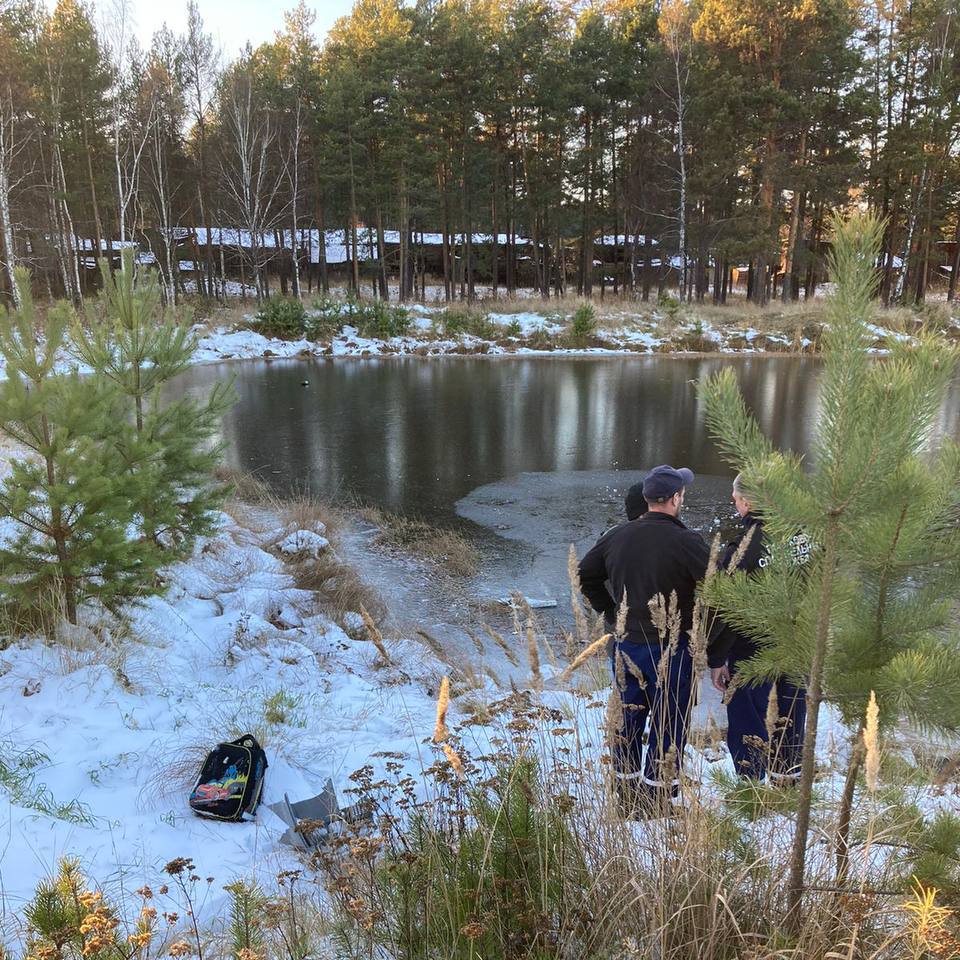 Двое 9-летних детей погибли, провалившись под лед под Нижним Тагилом   Девочка и мальчик провалились под лед Пушкинского болота, находящегося в 100 метрах от улицы Цыганково в посёлке Новоасбест Горноуральского городского округа. Их пытался спасти 13-летний школьник, который гулял вместе с ними, но остался на берегу. Когда у него не получилось вытащить ребят, он позвал на помощь. Прокуратура проводит проверку инцидента.   Новости Екб тут