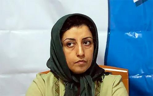 Иранская правозащитница и лауреат Нобелевской премии мира Наргес Мохаммади приговорена к новому сроку 7 5 года лишения свободы 53 летнюю активистку задержали 12 декабря в Мешхеде во время траурной церемонии По версии прокуратуры она делала провокационные заявления и призывала нарушать общественный порядок Мохаммади находится в СИЗО Мешхеда В начале февраля она объявляла голодовку в знак протеста против запрета на медицинскую помощь и обязательного ношения хиджаба Приговор о котором она сообщила адвокату 7 февраля включает шесть лет за сговор против национальной безопасности и полтора года за пропаганду против правительства Подробнее на нашем сайте Актуальные новости из Центральной Азии fergananews