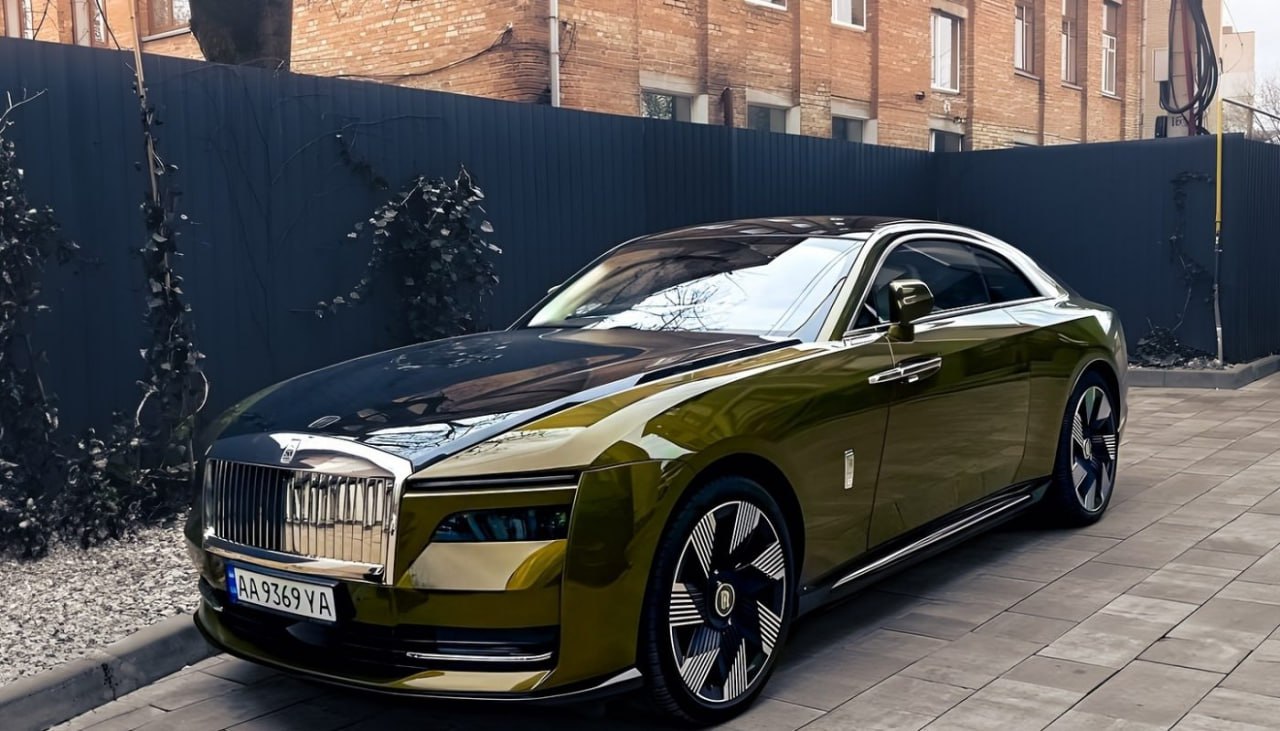 Во время войны политики и бизнесмены Украины приобрели 13 новых Rolls-Royce Spectre стоимостью свыше €600 тысяч  Украинское издание расследовало, что на третьем году войны на Украине зарегистрировано 13 новых Rolls-Royce Spectre стоимостью от €650 тысяч за автомобиль. Это первый электрокар компании, доступный только по предзаказу и длительному ожиданию.   Журналисты узнали, что среди владельцев - политики, бизнесмены и лица с сомнительными доходами. Например, один из автомобилей связан с народным депутатом Геннадием Вацаком, еще несколько зарегистрированы на подставных лиц и выведены за границу для минимизации налогов.   Отмечается, что только у 4 из 13 владельцев есть официально подтвержденные доходы для подобных покупок.    Прислуга Зеленского теряет хватку. Раньше у них находили и яхты, и особняки за миллионы долларов в Европе. То ли прятать лучше стали, то ли Белый дом финансовый краник подкрутил.