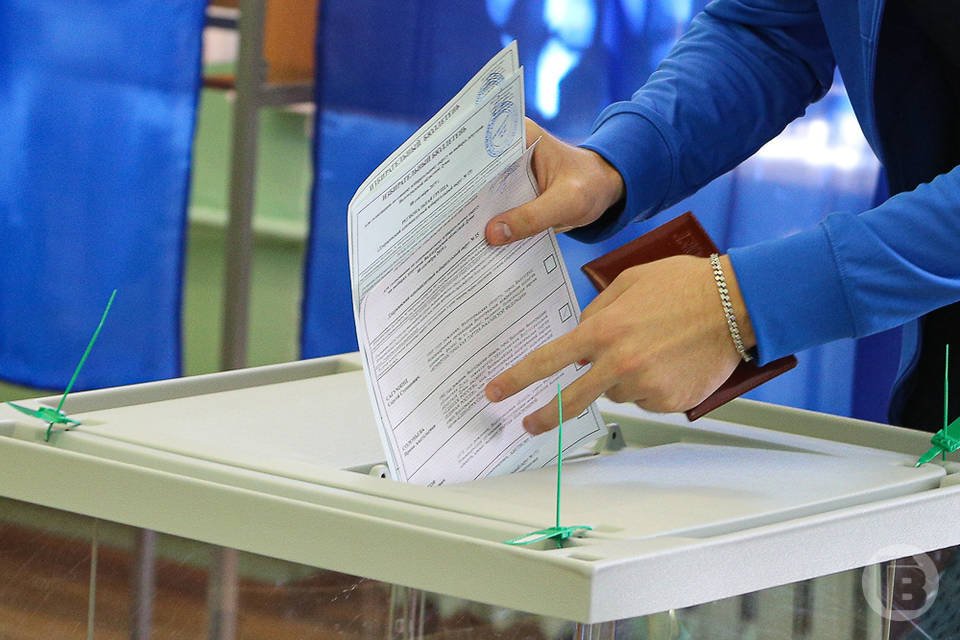 В Волгоградской области могут изменить закон о выборах и референдумах Прошло заседание Избирательной комиссии Волгоградской области. Принято решение о внесении в Волгоградскую областную Думу законопроекта «О внесении изменений в законы Волгоградской области о выборах и референдумах». Законопроект разработан Избирательной комиссией в связи с федеральным законом от 20 мая 2025 г. Утверждены результаты учета эфирного времени, затраченного на освещение деятельности партий в областной Думе региональными телеканалом «2ТВ» и радиоканалом «Волгоград FM» за апрель 2025 г. Закон об освещении соблюден. Утвержден новый состав Общественного экспертного совета при ИКВО. В совет вошли представители научного сообщества, СМИ, общественных организаций. Совет является совещательным органом для учета общественного мнения при решении вопросов ИКВО. Рассмотрены кадровые вопросы.