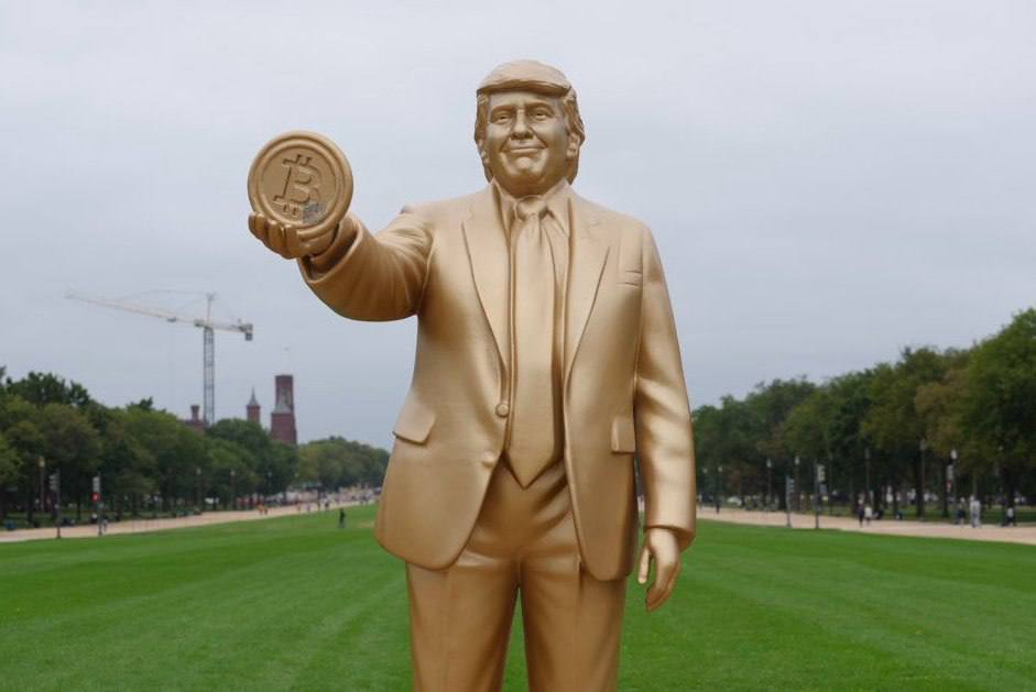 Золотой Трамп с биткоином высотой в 3 5 метра появился возле Капитолия накануне решения Федеральной резервной системы США о снижении процентной ставки Трамп один из главных криптовалютчиков страны По данным binance крипта принесла ему больше 2 миллиардов долларов Крупнейшими цифровыми активами владеет и его семья Подписаться на Москва 24 Наши каналы Новости в MAX