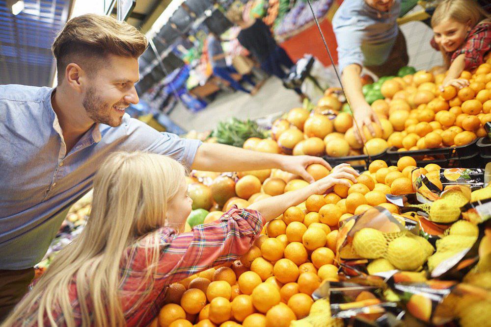 Мандарины в России за год подешевели на четверть Об этом ТАСС сообщил председатель президиума АКОРТ Станислав Богданов За последний год минимальная цена на мандарины в крупных торговых сетях снизилась сейчас она начинается от 100 рублей за килограмм что в среднем на 25 меньше показателя прошлого года поделился эксперт По словам Богданова в зависимости от формата магазина на полках представлено от двух до одиннадцати видов мандаринов