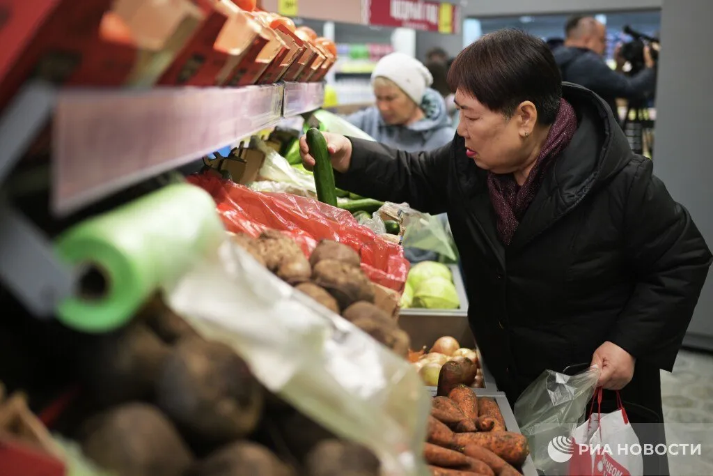 Около половины россиян испытывают наибольший дискомфорт в супермаркете от нехватки денег на карте показало исследование Из за чего еще люди в магазинах чувствуют себя неуютно Если товар случайно упал или рассыпался ответ выбрали 21 опрошенных Встреча с бывшим в неподходящий момент При этом согласно опросу половина респондентов чувствуют себя неловко когда кладут продукты обратно на полку при виде стоимости которая оказалась выше ожиданий Подписаться на РИА Новости