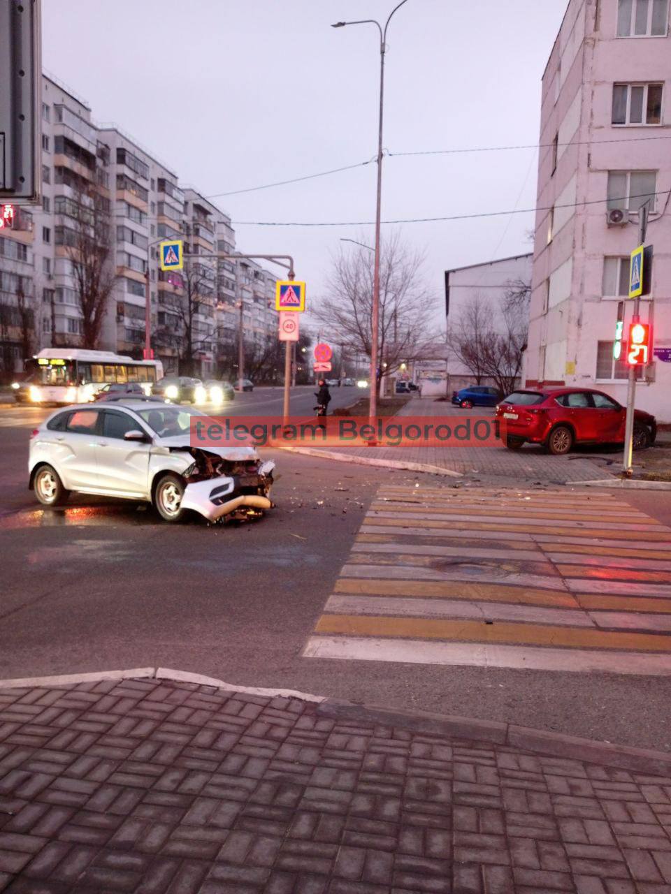 На перекрёстке Победы и Трубецкого авария, одну из машины выкинуло на тротуар.  Подробности пока неизвестны.    ЧП Белгородская область - подписаться   Написать нам  Чат - перейти