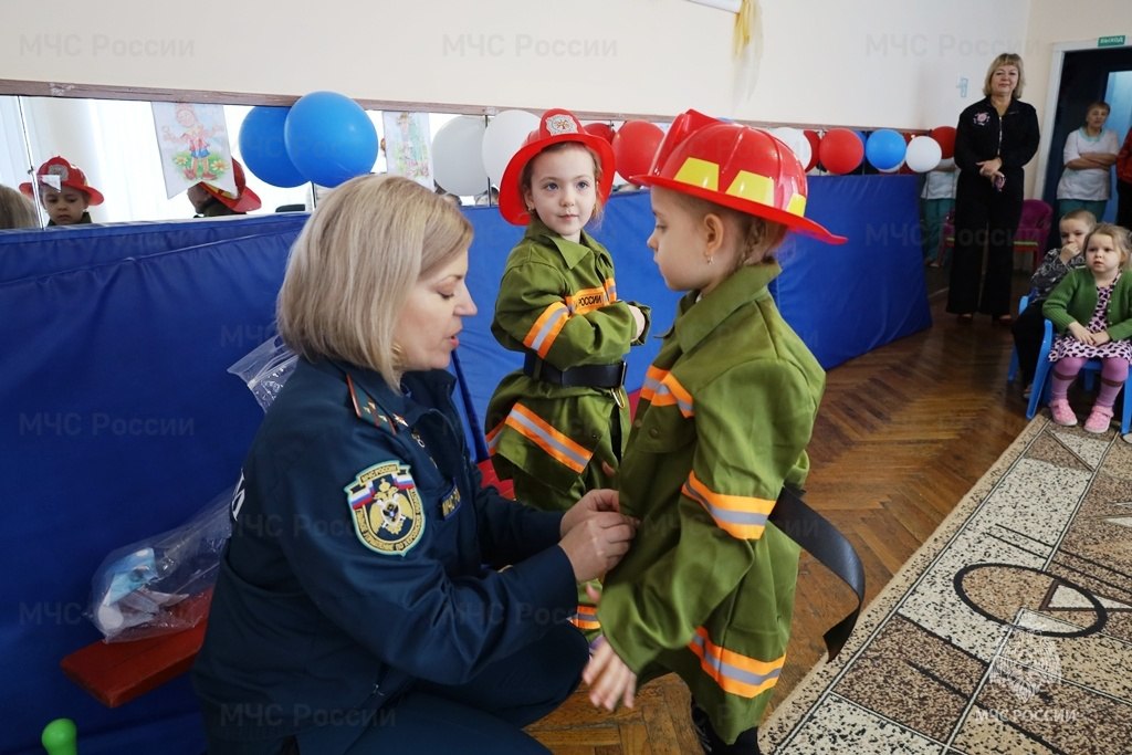 "Пожарная безопасность" в детском саду       Сотрудники Главного управления МЧС России по Херсонской области провели профилактическое занятие с воспитанниками ГБОУ ХО "Генический детский сад №17 "Теремок" Генического МО".       Специалисты в игровой форме рассказали малышам об опасностях, которые могут произойти в результате неосторожного обращения с огнем, о том, как правильно себя вести в случае возникновения пожара, и о правилах безопасности на воде.       Также не осталась без внимания и тема важности приобретения автономного дымового пожарного извещателя.       «Подобные мероприятия позволяют выработать у дошкольников прочные знания в области пожарной безопасности, которые, безусловно, пригодятся детям в дальнейшей жизни», - отметила главный специалист Управления надзорной деятельности и профилактической работы старший лейтенант внутренней службы Елена Максимич.     В случае пожара или происшествия необходимо звонить по телефону – 112.