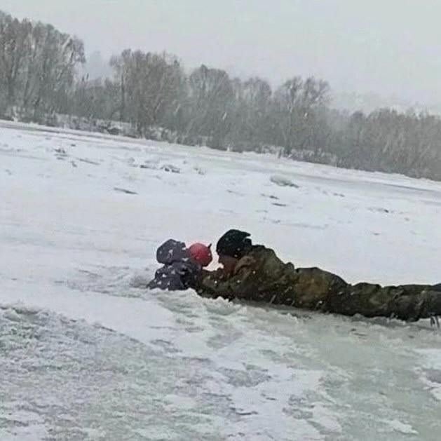 Прохожий спас 3-летнюю девочку, провалившуюся под лёд в Нижнем Новгороде  Инцидент произошёл 7 января в Автозаводском районе. Девочка во время катания с горки выбежала на тонкий лёд и провалилась. На помощь пришёл неравнодушный очевидец, который осторожно выполз на лёд и вытащил ребёнка.  Сильно замёрзшую малышку передали медикам, которые установили, что пострадавшая, к счастью, не нуждается в госпитализации.