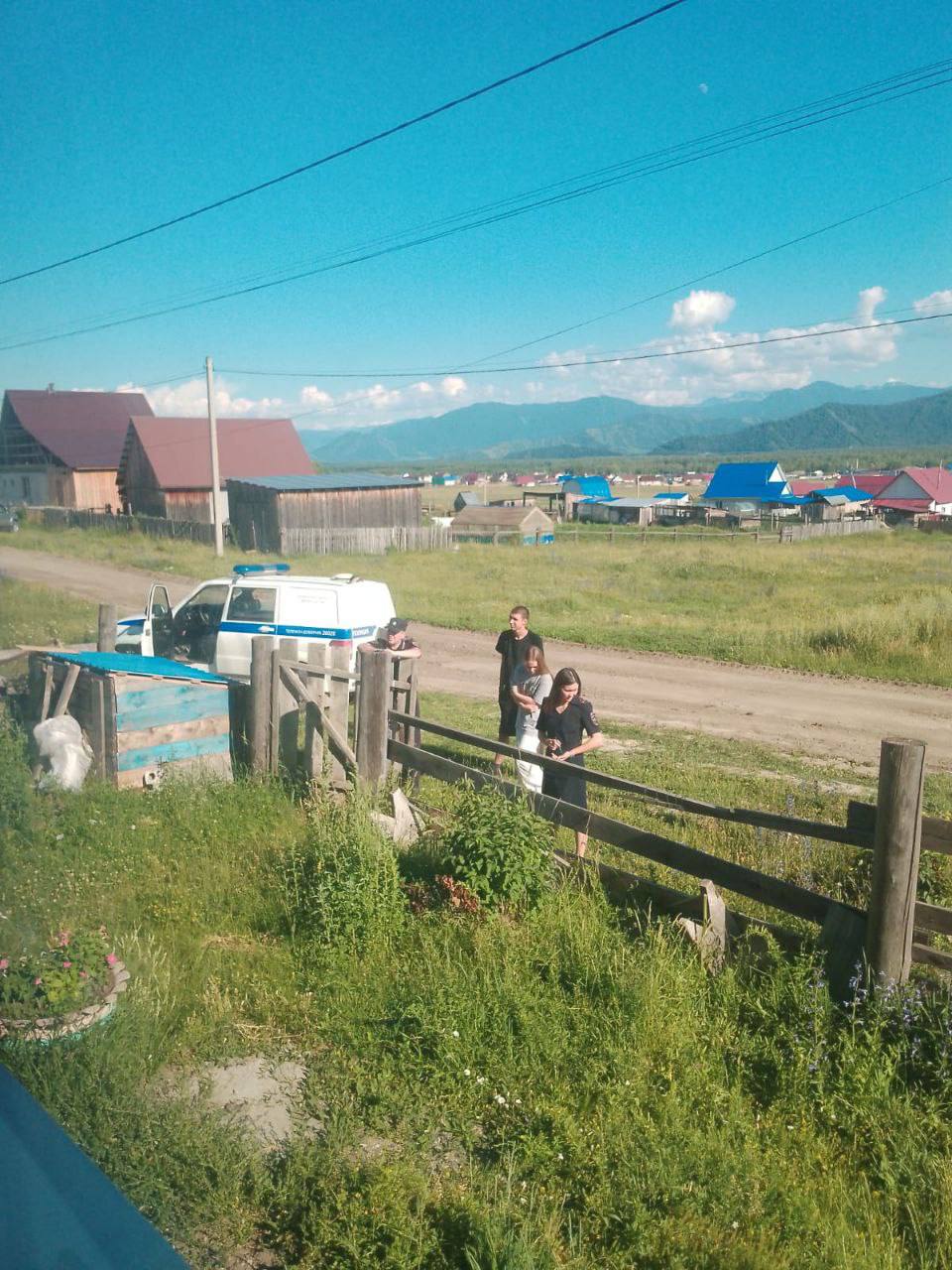 «Антинародная власть объявила охоту на ведьм!» — в Алтае к участвующим в митингах активистам приходила полиция Алтайская общественница Арна Аруна сообщила, что к активистам, выступающим против региональной власти и ее реформ, приходила полиция. «Еще одну нашу Коксинскую мутызгают. Антинародная власть объявила охоту на ведьм! Ко мне сегодня приезжала, в понедельник меня в участок поведут», — заявила активиста. Жители региона добиваются сохранения двухуровневой системы управления и выступают против региональной власти. Весной Госдума разрешила регионам упразднять сельсоветы, и в ряде субъектов власти уже начали принимать законы о переходе к одноуровневому самоуправлению. В Республике Алтай это вызвало массовое недовольство – люди считают, что такие меры подрывают местную автономию и нарушают их право на участие в управлении территорией. #алтай Подписаться Помочь RusNews