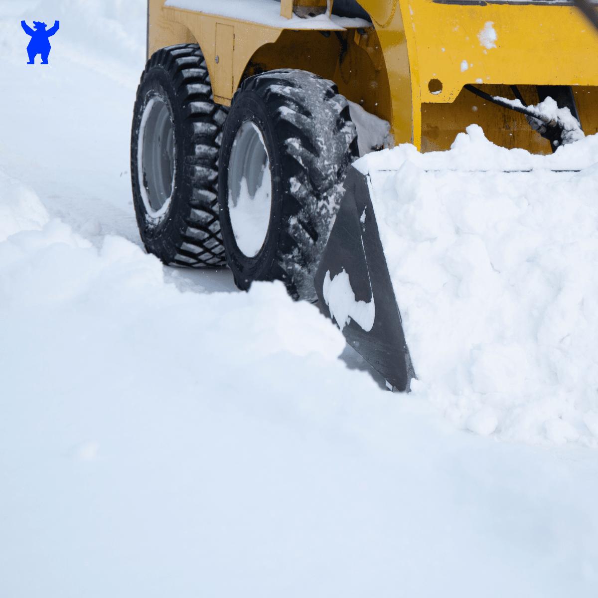 Яндекс поручил ИИ менеджерить уборку снега в Подмосковье Алгоритм сам делит двор на участки создаёт кратчайшие маршруты раздаёт задания 10 000 сотрудникам и 4 000 машин За лето и осень система уже проложила 12 000 маршрутов подняла эффективность уборки на 20 и урезала расход топлива на 17 Читайте на Russian Business rb ru