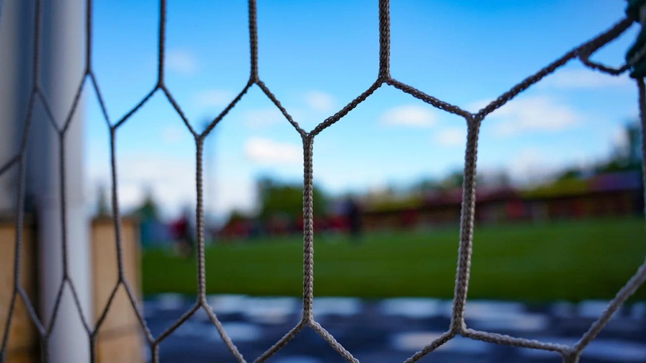 Тульский Арсенал не сыграет с Локомотивом на своем стадионе Причина поле не соответствует ключевым критериям травмобезопасности поверхностное сцепление и твердость Об этом рассказал начальник отдела развития инфраструктурных проектов РФС Дмитрий Романников Принимая во внимание данные характеристики было принято решение не допускать поле стадиона в Туле до проведения матча подчеркнул он в беседе с Матч ТВ Напомним игра должна была пройти в оружейной столице 5 марта 0