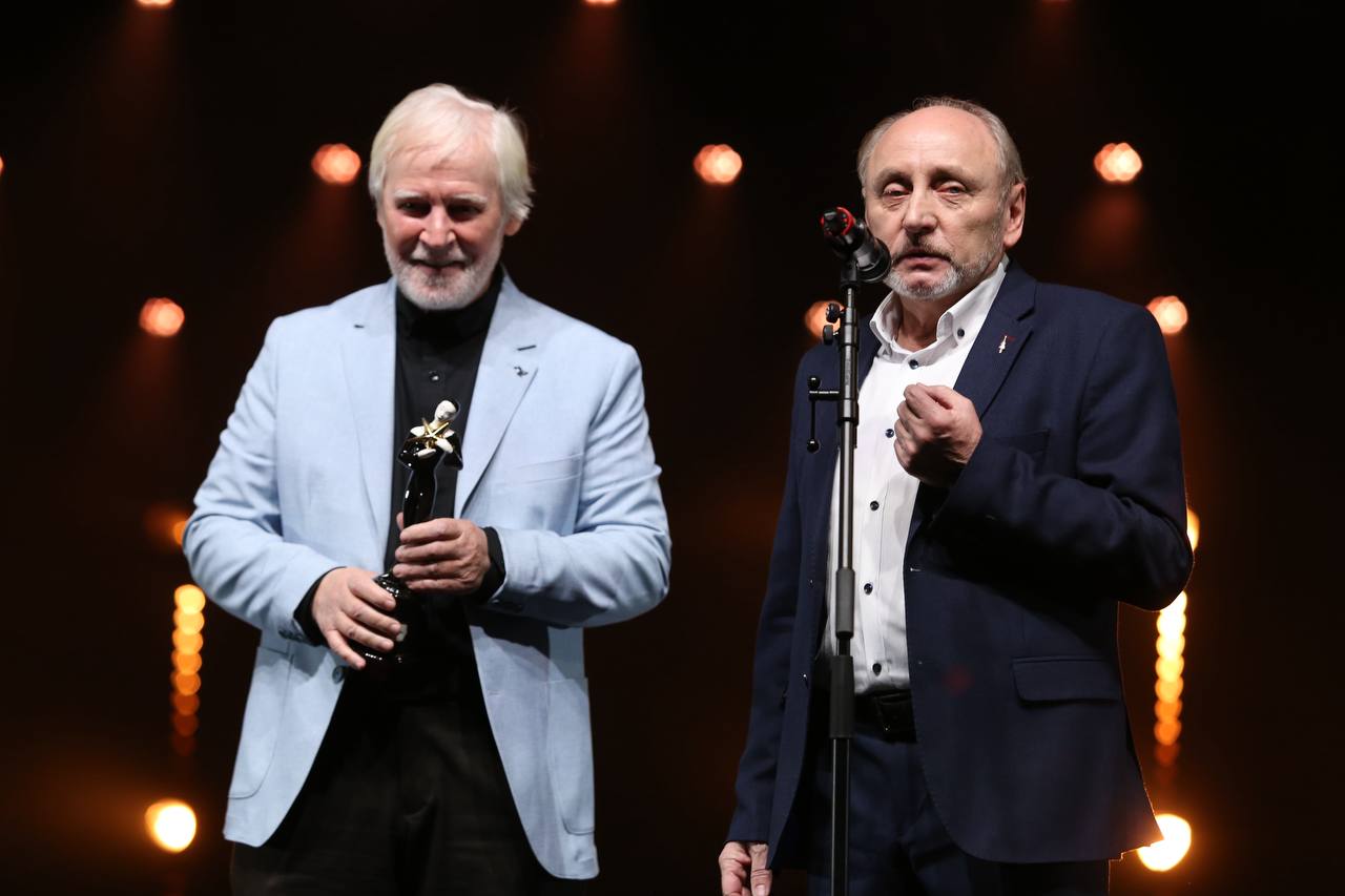 Директор Омского театра Галерка стал лауреатом Звезды Театрала Звезду Театрала получает Владимир Витько основатель и директор Омского драматического театра Галерка За 35 лет на посту руководителя он поставил более 50 спектаклей В номинации Лучший директор зрители голосовали также за Александра Бениша директора театра Модерн и Анастасию Могинову директора театра Эрмитаж Фото Валерия Новокрещенова Проект реализуется при поддержке Президентского фонда культурных инициатив