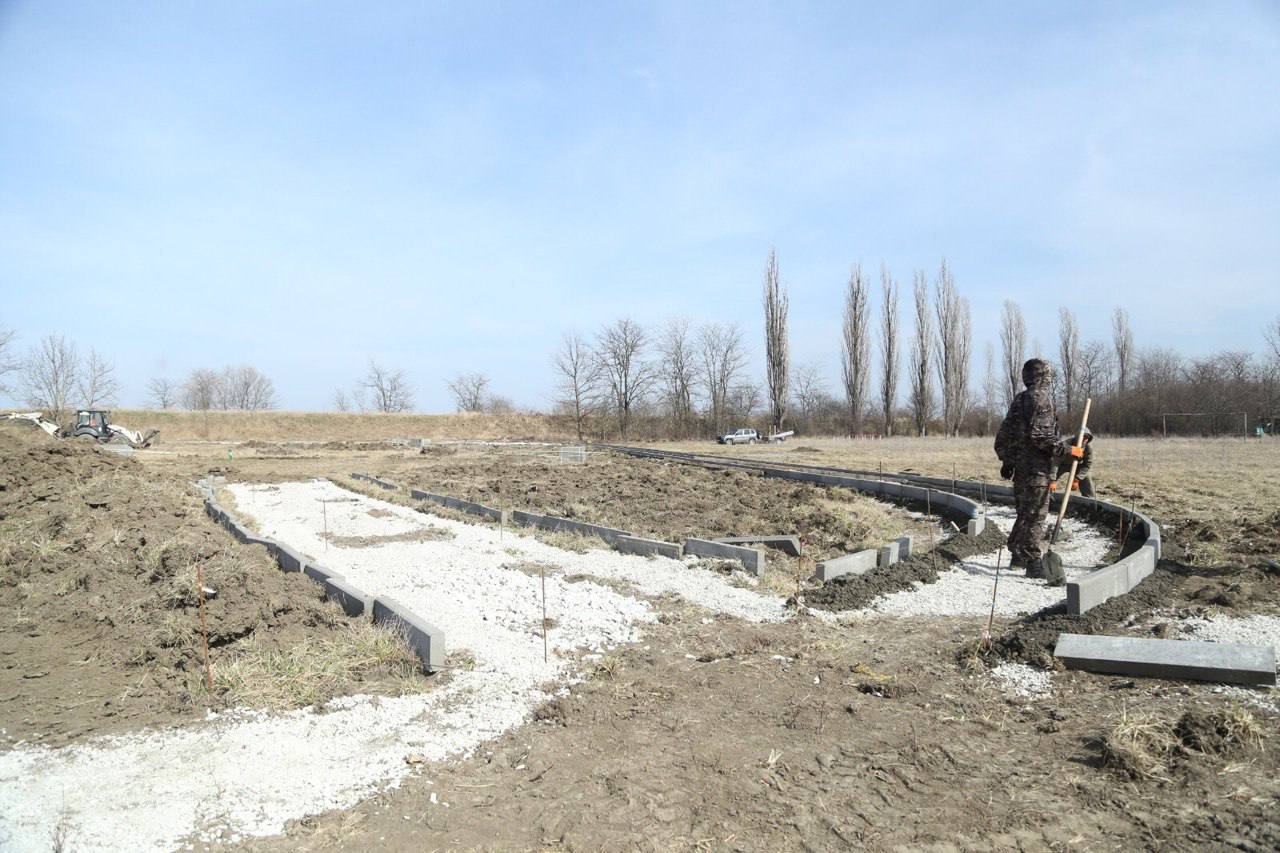 Более 21 млн рублей выделено на благоустройство общественной территории в хуторе Ольгинский Абинского района   Средства в рамках государственной программы «Формирование современной городской среды» поступят из федерального, краевого и местного бюджетов.   До конца 2025 года здесь проведут озеленение и обустройство зон для отдыха и спорта, сделают освещение. Также запланирована установка малых архитектурных форм.   Работы проводятся под контролем заказчика, что обеспечивает их высокое качество и соблюдение сроков.