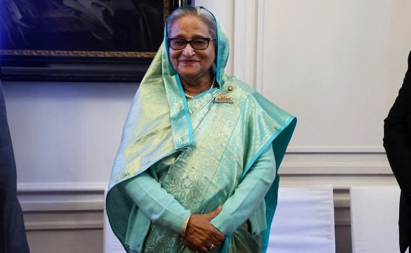 Экс премьер Бангладеша Шейх Хасина заочно приговорена к смертной казни за преступления против человечности BBC Обвиняемая премьер министр совершила преступления против человечности отдав приказ использовать беспилотники вертолеты и смертоносное оружие сообщил судья Голам Мортуза Мозумдер ссылаясь на жестокое подавление антиправительственных протестов в прошлом году На данный момент Хасина после свержения в 2024 году находится в Индии а власти Индии отказываются экстрадировать политика jkinvest news jkinvest