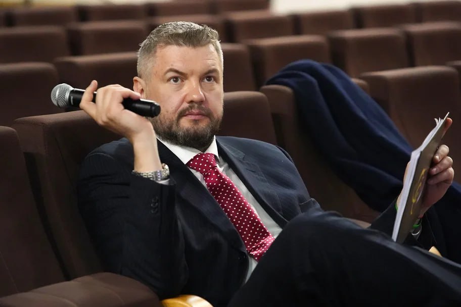 Как стало известно «Ъ-Сибирь», следствие прекратило уголовное дело об избиении комментатора канала «Матч ТВ» Романа Скворцова в Новосибирске. Дело закрыто с формулировкой «за примирением сторон». Инцидент произошел в ночь на 9 февраля 2025 года на Красном проспекте. По предварительным данным, Роман Скворцов вышел из бара на улицу, где у него произошла ссора с посетителями. Комментатор получил удар, от которого свалился на пол. Журналиста доставили в больницу в бессознательном состоянии. Врачи диагностировали у него ушиб головного мозга и гематому. Через несколько дней полиция сообщила о задержании жителя Новосибирска, который признался, что ударил комментатора якобы за оскорбление. Фото: Елена Никитченко, Коммерсантъ Подписывайтесь на «Ъ-Сибирь»