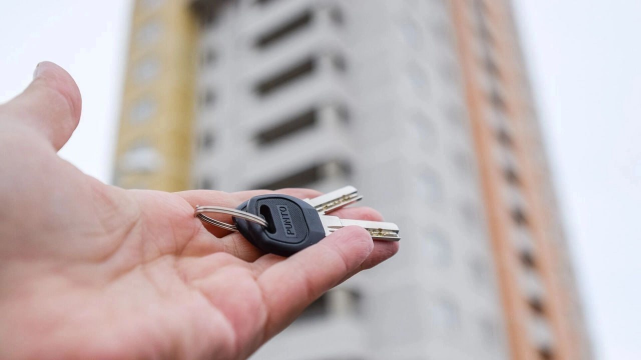 Сдача жилья в аренду стала неприбыльной в Волгограде В начале этого года рентабельность сдачи жилья в аренду оказалась в два раза меньше чем проценты по банковским депозитам подсчитали аналитики ЦИАН В среднем сдача однокомнатной квартиры на вторичном рынке приносит 6 1 годовых Наиболее привлекательные показатели достигающие 7 9 зафиксированы в таких регионах как Хабаровск Подмосковье Ярославль Кемерово Новосибирск и Ленинградская область В Волгограде доходность составила 6 6 Для сравнения еще летом она достигала 7 1 В среднем сдача однушки в аренду сейчас приносит волгоградцам 24 1 тыс рублей в месяц Аналитики подчеркивают что фактическая прибыль от аренды еще ниже из за дополнительных расходов на ремонт оплату коммунальных услуг и налоговые отчисления         в MAX