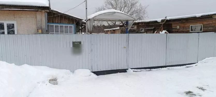 В Верхнем Уфалее за убийство соседа задержан мужчина  Предварительно установлено, что в минувшие выходные, 25 января, в доме по улице Байкальская в поселке Пригородный между двумя мужчинами случился конфликт, и обвиняемый нанёс три удара металлической трубой 42-летнему сопернику. От полученных повреждений он скончался на месте происшествия.    пресс-служба СУ СК России по Челябинской области   Урал-пресс-информ