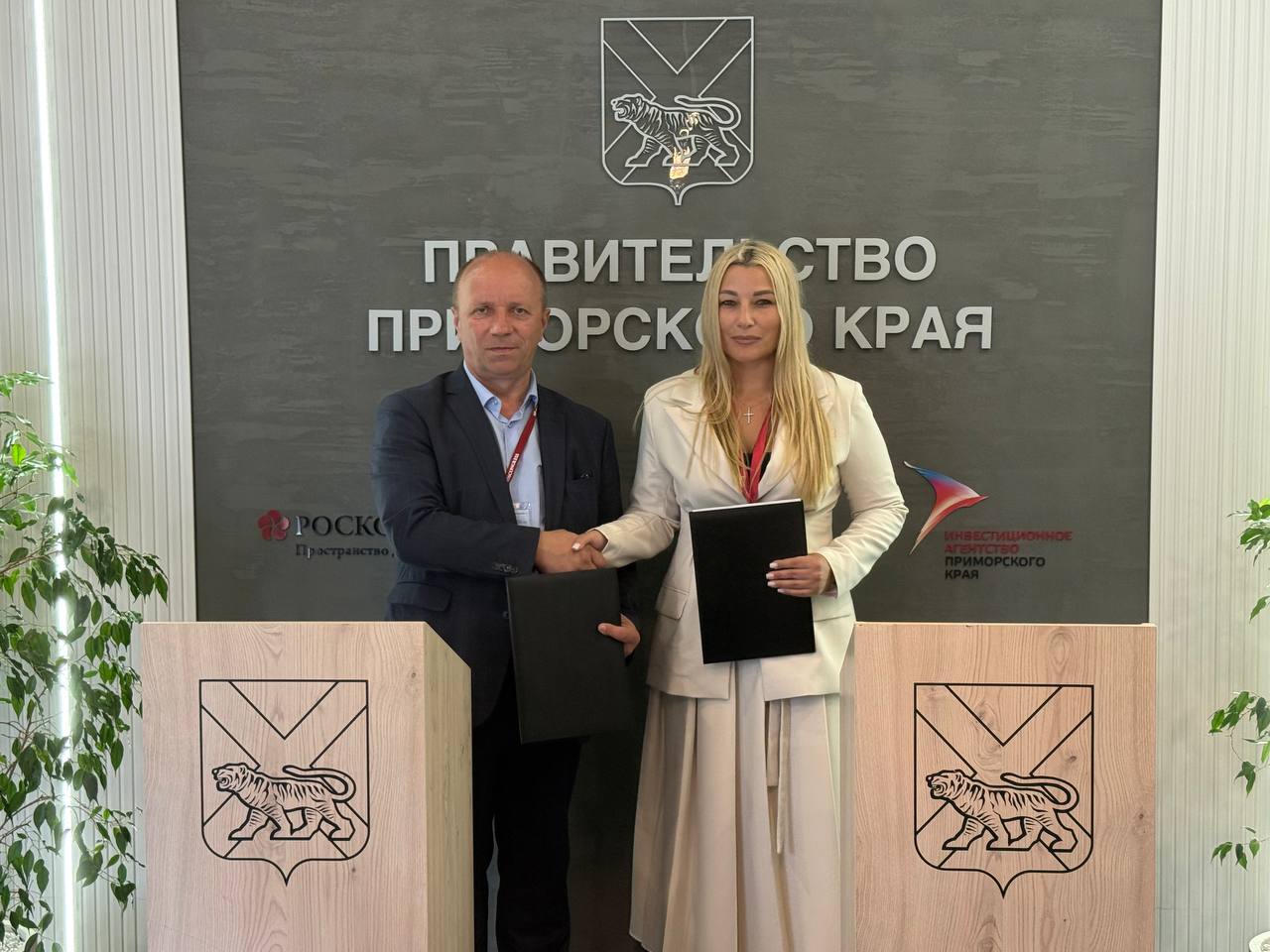 В Приморье стартует программа по повышению налоговой грамотности студентов колледжей Сегодня на площадке юбилейного Восточного экономического форума Министерство профессионального образования и занятости населения Приморского края и Федеральная налоговая служба России подписали соглашение о сотрудничестве Что это значит для студентов В колледжах появится специальный курс по налоговой грамотности 6 учебных часов Лекторы и практикующие специалисты ФНС будут работать со студентами напрямую Ребята узнают как правильно вести налоговую отчетность что важно знать о пенсионных выплатах и как грамотно выстраивать финансовые отношения с государством Наша задача сформировать у студентов понимание важности правильного налогового поведения Это поможет будущим специалистам грамотно выстраивать свои финансовые отношения с государством отметил министр Сергей Дубовицкий Подписаться на министерство профобразования Приморья