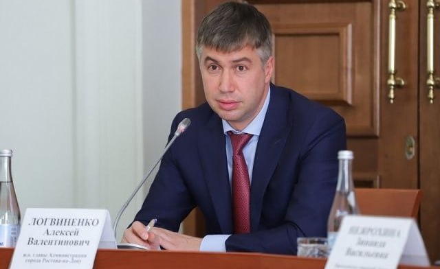 Бывший глава администрации Ростова на Дону Алексей Логвиненко задержан сообщает сетевое издание Donday По данным СМИ Логвиненко задержали за превышение должностных полномочий Официально информация не подтверждена Логвиненко досрочно покинул свой пост в конце января 2025 года Свою отставку тогда он объяснил состоянием здоровья и переходом на другую работу