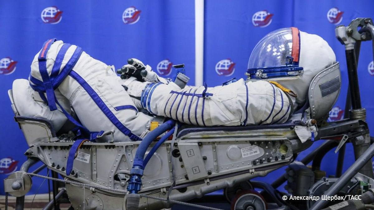 Шанс всей жизни Глава Роскосмоса утвердил проведение нового отбора в отряд космонавтов Претенденты в отряд космонавтов должны быть  Не старше 35 лет  Иметь высшее образование в области точных естественных или медицинских наук со средним баллом в дипломе не ниже 4  Cтаж работы по полученной профессии должен составлять не менее трех лет  Отсутствие хронических заболеваний и хорошая физическая подготовка  Предельный рост для прохождения отбора 190 см а вес 90 кг минимальные показатели 150 см и 50 кг  Размер ступни не должен превышать 46 й размер Фото и информация ТАСС знаниевгороде