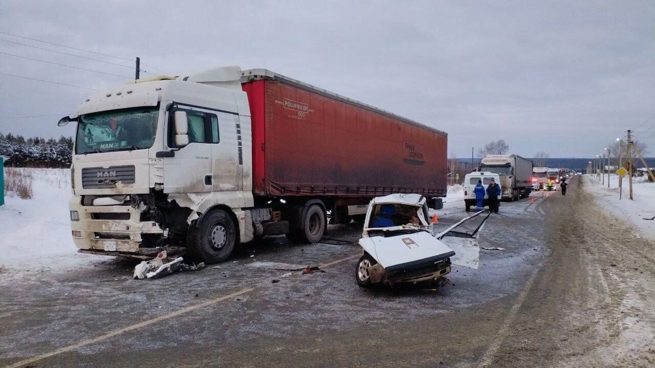Ока влетела под фуру на трассе в Красноярском крае машину смяло трое погибли По данным полиции водитель Оки ехал со стороны Иркутской области в сторону Красноярска На 1139 м километре трассы Р 255 Сибирь он вылетел на встречку и столкнулся с грузовиком Ман Водитель и двое пассажиров Оки от полученных травм скончались на месте На кадрах видно как от удара легковушку перекосило и смяло prmira news