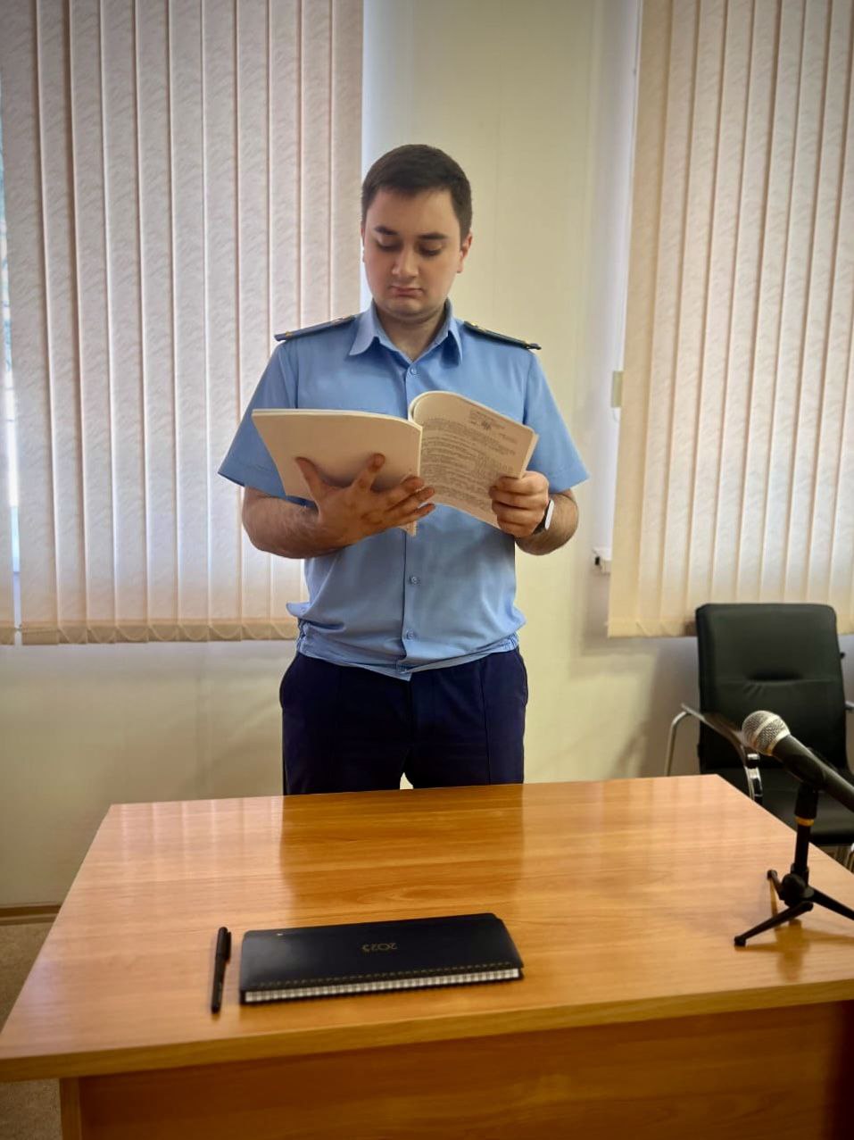 По иску прокурора взыскана компенсация морального вреда в пользу ребенка, пострадавшего от нападения собак В прокуратуру Петровского района обратилась местная жительница по вопросу нарушения законодательства об ответственном обращении с животными. Установлено, что в октябре 2022 года в городе Светлограде ее 8-летняя дочь подверглась нападению бездомных собак. С укушенными ранами левой голени и бедра девочка доставлена в учреждение здравоохранения, где ей оказана медицинская помощь. Обязанность по отлову безнадзорных животных возложена на орган местного самоуправления, которым действенные меры по решению данной проблемы на территории Петровского округа не приняты. С целью защиты прав несовершеннолетней прокурор обратился в суд с иском о взыскании с муниципалитета компенсации морального вреда в размере 10 тыс. рублей. Требования прокурора судом удовлетворены, в пользу несовершеннолетней выплачена компенсация в полном объеме.