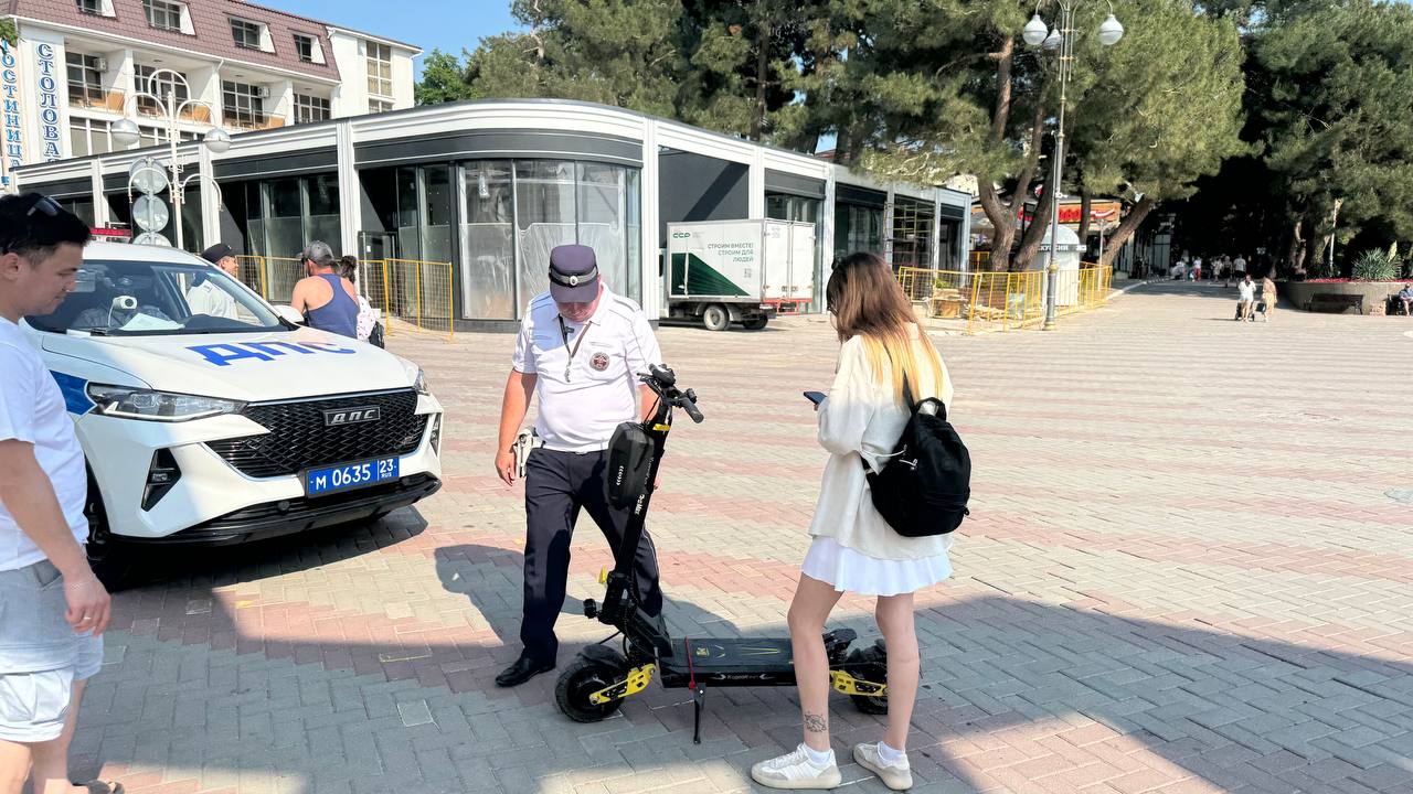 В Геленджике запретили использовать электросамокаты на набережной Набережная Геленджика — территория, свободная от самокатов. Об этом сообщила пресс-служба администрации города-курорта. Нарушителей ждет штраф по ч. 2 статьи 12.29 Кодекса об административных правонарушениях в размере 800 руб. С начала июня этого года было составлено несколько десятков протоколов.