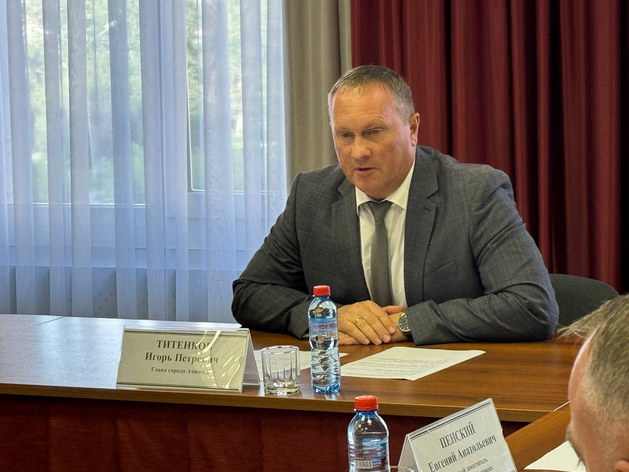 Выборы Игоря Петровича Титенкова главы Ачинского округа состоятся 7 ноября  Как нам стало известно на этот день намечена сессия Ачинского окружного Совета депутатов В повестке в том числе значится и вопрос об избрании главы Ачинского округа сообщает газета Город А На этом же заседании депутаты рассмотрят и вопрос о создании администрации округа Как бы кто не думал как не гадал сколько не формулировал предположения все заинтересованные лица понимают альтернативы Игорю Петровичу при всём богатстве выбора сегодня в западной столице Красноярского края нет и не предвидится С чем мы Игоря Петровича искренне и поздравляем NeNASHI