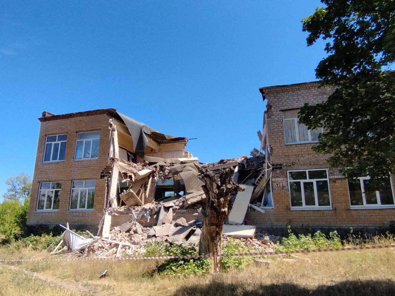 Все школы и детсады ДНР проверят на соответствие нормам безопасности к началу нового учебного года  Об этом заявил глава республики Денис Пушилин.  Решение принято после недавнего обрушения пристройки макеевской школы №86  на фото , во время которого, к счастью, никто не пострадал.