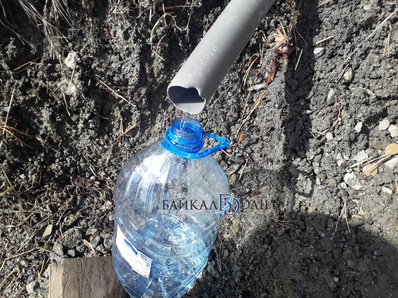 14-летний школьник в Кяхтинском районе обокрал приезжего из Иркутской области. Мужчина, приехавший на автомобиле, спросил у гуляющего на улице подростка, где можно набрать питьевой воды. Мальчик указал на источник, который находился в 70 метрах от автодороги. Водитель вышел из машины и спустился к источнику. Он взял с собой ключи от автомобиля, но машину не закрыл. Подросток, увидев, что в салоне лежит телефон, тут же стащил его
