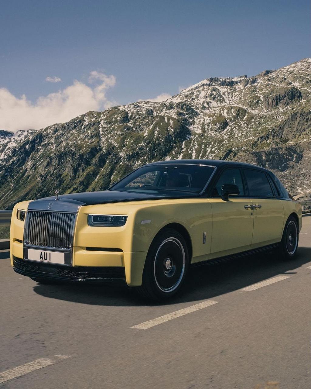 Rolls-Royce представил Phantom Goldfinger, созданный к 60-летию фильма о Джеймсе Бонде    Эксклюзивный автомобиль был создан по заказу клиента в честь 60-летия фильма «Голдфингер» о Джеймсе Бонде  в картине 1964 года антагонистом Бонда является миллионер-преступник Голдфингер, занимающийся контрабандой золота. Он плавит золото и делает из него детали для своего Phantom III Sedanca de Ville .   Работа над автомобилем длилась три года: новый Phantom Goldfinger окрашен в золотисто-чёрные тона и включает множество тематических деталей. Например, внутри салона добавлены цитата Голдфингера, карта Форт-Нокса и табличка с VIN, заканчивающимся на 007.   Шикарная бричка!  Мужское издание MAXIM   Подписывайся