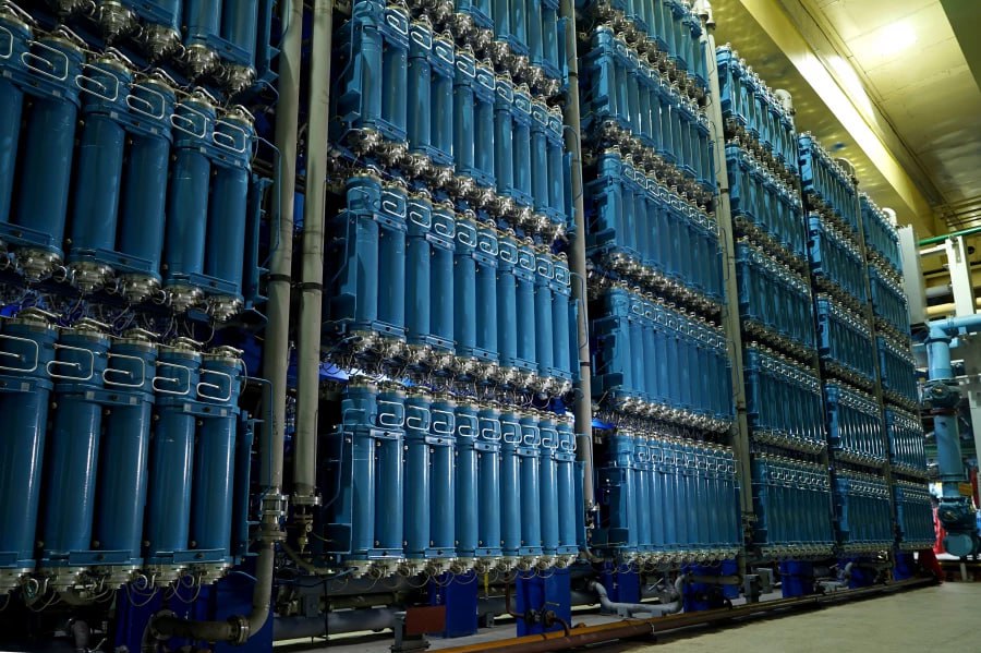 Росатом модернизирует свой третий по завод по обогащению урана В Северске Томской области на заводе разделения изотопов Сибирского химического комбината ввели в промышленную эксплуатацию первый блок высокопроизводительных газовых центрифуг поколения 9 Топливный дивизион Росатома несколько лет подряд выполняет рекордную производственную программу а вместе с этим уверенными темпами реализует масштабные проекты модернизации производства на всех этапах ядерного топливного цикла которые охватывают наши предприятия рассказала президент АО ТВЭЛ управляющая компания Топливного дивизиона Росатома Наталья Никипелова Атомная отрасль уже вложила значительные средства в модернизацию предприятий по фабрикации ядерного топлива обогащению и конверсии урана а также по производству газовых центрифуг для разделения изотопов Эта работа станет основой для выполнения амбициозных задач по производству обогащенного урана и комплектного ядерного топлива для действующих и строящихся атомных энергоблоков в России и за рубежом Одно из основных направлений работы СХК обеспечение потребностей атомных электростанций в уране для ядерного топлива На площадке АО СХК реализуется проект Прорыв направленный на создание новой технологической платформы атомной отрасли на базе замкнутого ядерного топливного цикла с использованием реакторов на быстрых нейтронах Подробнее Подпишись на MASHNEWS