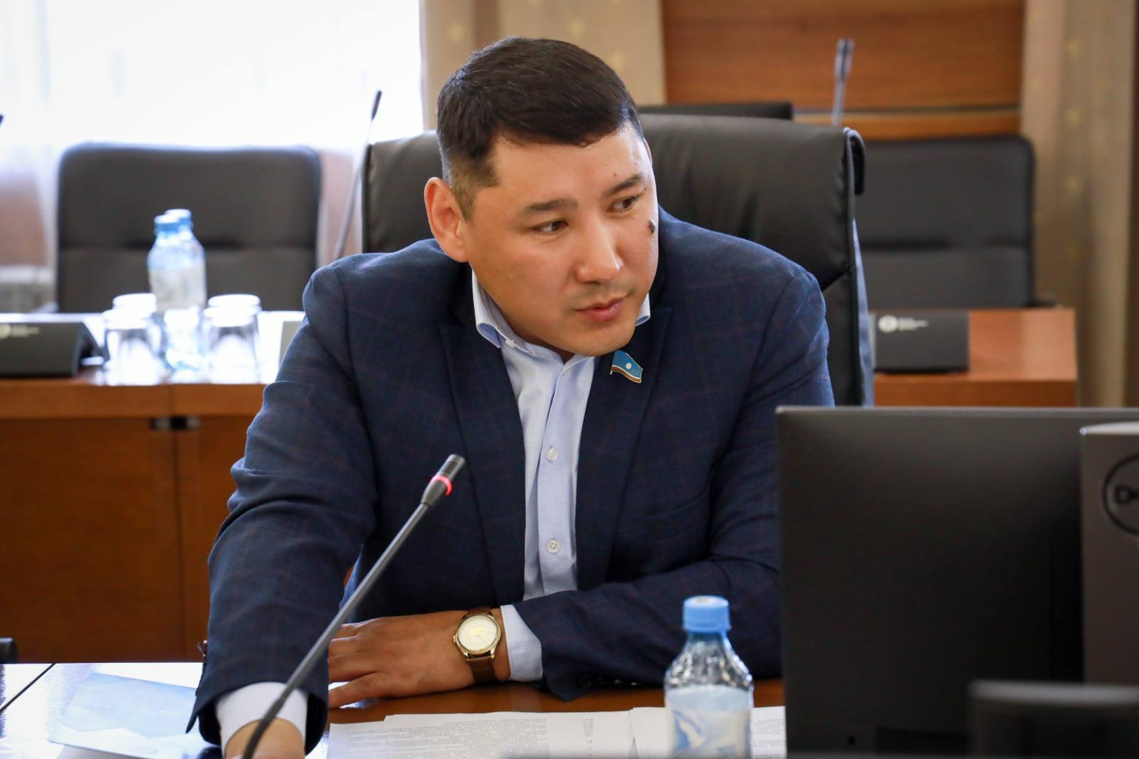 Депутат Сергей Сивцев для арктических районов Якутии субсидированные билеты злободневный вопрос Заместитель генерального директора КП РС Я Дороги Арктики народный депутат Республики Саха Якутия Сергей Сивцев представляя интересы арктических улусов выразил обеспокоенность вопросами выделения средств на социально значимые авиаперевозки и субсидирование билетов Следует определить перечень крайне необходимых внутриулусных авиарейсов чтобы поддерживать транспортную доступность в период бездорожья Правительству республики поручено до конца этого года изыскать средства для обеспечения этих рейсов ulusmedia Читайте нас в MAX