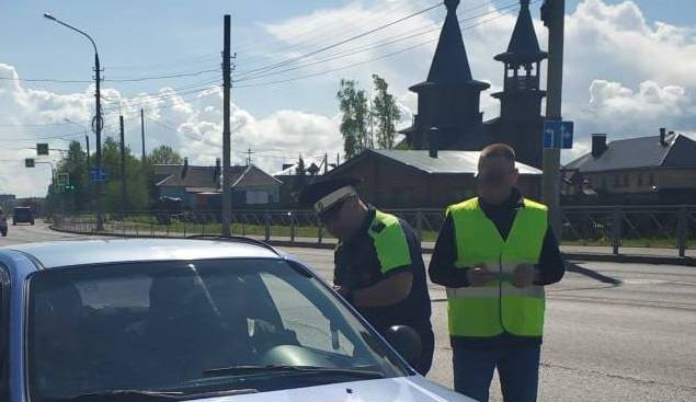 В Поморье продолжаются профилактические мероприятия по выявлению нелегальных перевозчиков такси Очередные рейды были организованы в Архангельске, в Северодвинске, Приморском, Устьянском и Онежском округах. В мероприятиях принимали участие представители регионального минтранса, дорожного агентства «Архангельскавтодор», а также Госавтоинспекции. У водителей такси проверили наличие обязательных документов: разрешения на перевозку пассажиров, путевого листа, полиса страхования ОСАГО и ОСГОП, а также оснащение автомобилей, использующихся в качестве такси, фонарем оранжевого цвета и цветографической схемой. В ходе проверок выявлено 23 нарушения, в том числе пять фактов перевозки пассажиров и багажа легковым такси без соответствующего разрешения. Нарушителей ждут крупные штрафы. – Ключевой задачей рейдов является повышение качества предоставляемых услуг и обеспечение безопасности при осуществлении перевозок легковым такси, – отметил заместитель министра транспорта Архангельской области Сергей Фокин. – Мы видим стремление участников отрасли выполнять требования, установленные законодательством. Вместе с тем профилактические мероприятия по выявлению нелегальных перевозчиков будут продолжены.