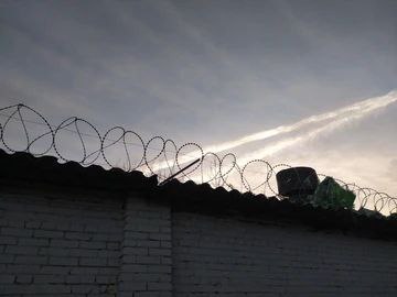 Daily Mail: Британия освободила 26 тыс. заключенных из-за переполненных тюрем⁉   Освобождёны также сотни особо опасных преступников. Некоторые совершили новые преступления уже через несколько часов после освобождения.   При этом число освобождённых может увеличиться до 45 тыс. В Британии действует программа, по которой отпускают на свободу после отбытия 40% срока⁉