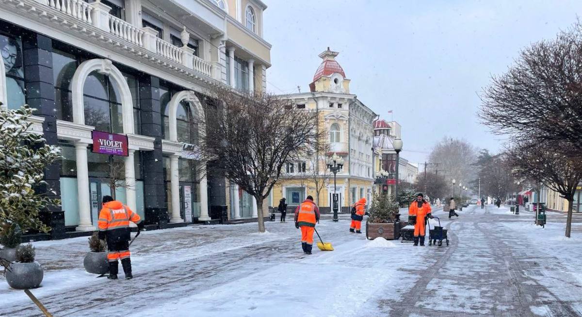 В столице Крыма заботятся и о пешеходах.  В Симферополе городские службы усиленно очищают от снега как автодороги, так и пешеходные зоны.  Работы на дорогах ведут круглосуточно.  "Особое внимание уделяется основным транспортным магистралям, аварийно-опасным участкам, подъемам и спускам", – уточнили в местной администрации.