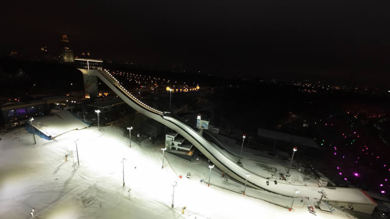 В Москве теперь можно проводить соревнования по прыжкам на лыжах с трамплина и лыжному двоеборью Сегодня на Воробьевых горах с размахом открылся Большой лыжный трамплин и он полностью соответствует новым требованиям Международной федерации лыжного спорта и сноуборда Показательные прыжки уже состоялись а москвичи могли любоваться красочным мэппинг шоу Строительные работы заняли менее года Помимо самого трамплина здесь возвели судейскую вышку и административно бытовой комплекс Его оборудовали всем необходимым для спортсменов комфортными раздевалками медпунктом помещением для хранения лыж и зоной отдыха