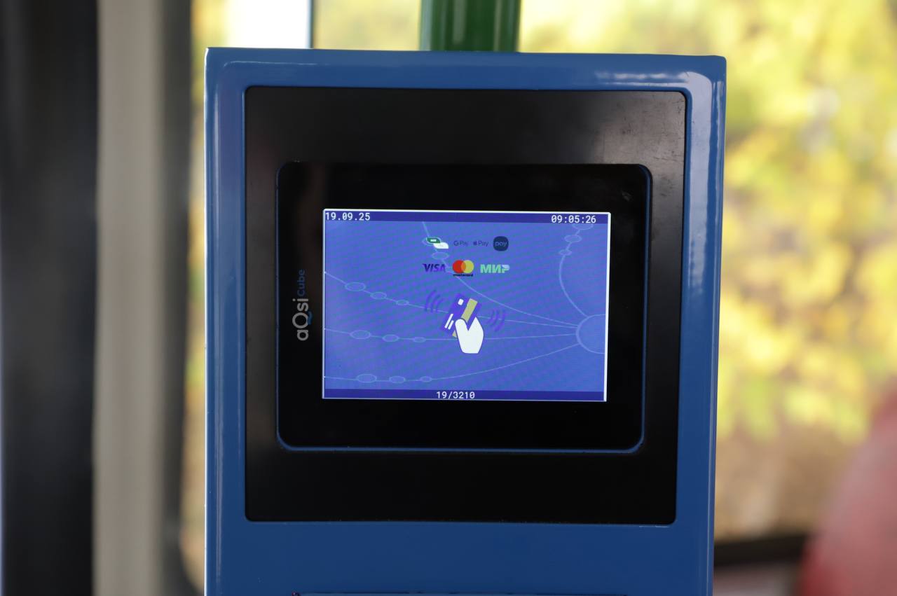 Во всём общественном транспорте Самарской области планируют установить валидаторы В регионе заработает горячая линия на которую можно будет пожаловаться на перевозчиков Губернатор Вячеслав Федорищев поручил до 2027 года обеспечить валидаторами весь общественный транспорт в Самарской области Вопрос обсудили на прямой линии с главой региона 5 декабря Поступила жалоба многодетной матери из Кошкинского района на то что её сына высадили из автобуса не приняв социальную карту школьника Также у обладательницы карты Zа Победу из Тольятти не приняли оплату из за отсутствия наличных Безобразие с конкретными перевозчиками которые позволяют такое поведение не требует нормативных документов Разрывайте с ними соглашения и не приглашайте на работу больше обратился губернатор к министру транспорта Артуру Абдрашитову 2026 год планируют сделать переходным периодом по обеспечению всех перевозчиков валидаторами для оплаты проезда С 2027 года это будет естественным и необходимым решением для того чтобы работать на этом рынке заявил губернатор Глава региона поручил областному минтрансу создать специальную горячую линию для приёма обращений пассажиров о нарушениях по которым организуют проверки перевозчиков Нарушителей обещают включить в реестр недобросовестных компаний