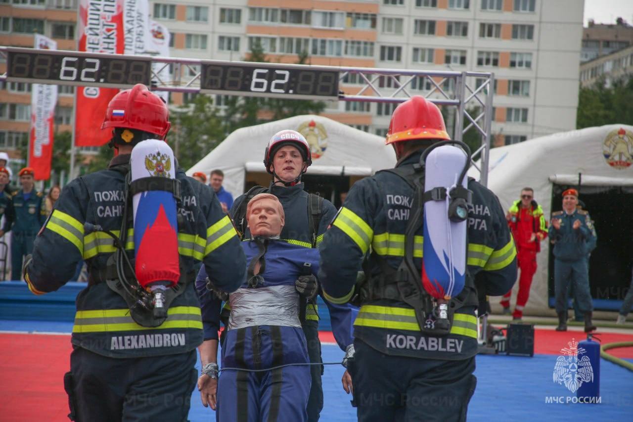 В Петербурге выбрали сильнейших пожарных Выносливость и хорошая физическая подготовка — основные требования к участникам, которые приехали из разных регионов России, а также из Сербии и Беларуси. Всего 12 команд, больше 70 человек. Спортсменам нужно было подняться на 4-й этаж с рукавом, пройти силовой тренажер, который имитирует работу на пожаре, потушить условное возгорание и перенести пострадавшего — 70-килограммовый манекен — к линии финиша. В этом году участников разделили на две группы: «Лидер» — для профессионалов, и «Вызов». В индивидуальном зачете среди женщин в «лидерах» оказалась оказалась петербурженка Виктория Осинцева. В группе «вызов» победила гостья из Сербии, пришедшая в пожарную охрану из добровольцев.