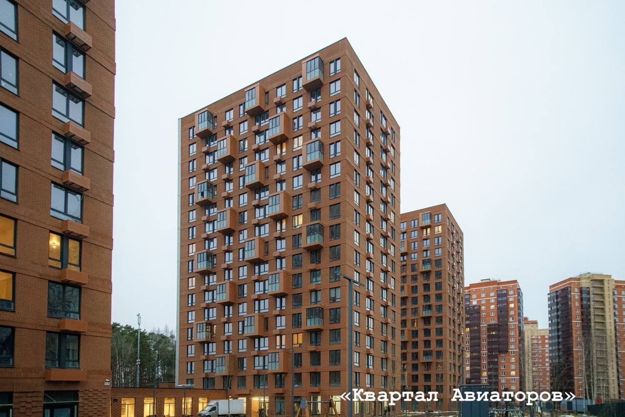 Первые новости Самолета в 2026 году застройщик переселит 868 семей из ветхого и аварийного жилья в Московской области Санкт Петербурге Нижнем Новгороде и Екатеринбурге в новые квартиры С начала участия в программах в новое жилье в этих регионах переселили более 4 5 тысяч человек Например в Санкт Петербурге девелопер участвует в программе Развитие застроенных территорий с 2010 года где жилищные условия смогли улучшить более 1000 семей Снесено 103 ветхих дома построены три школы на 2750 учеников и семь детских садов на 945 воспитанников сдано более миллиона квадратных метров жилья В 2026 году девелопер планирует переселить еще около 400 семей В Подмосковье Самолет с 2022 года участвует в КРТ расселив 199 семей В 2026 году девелопер планирует расселить еще 455 семей В Нижнем Новгороде с декабря 2023 года застройщик работает в рамках КРТ За это время улучшили жилищные условия 130 семей первой очереди расселения В 2026 году планируется приступить ко второму этапу Также в Екатеринбурге по программе комплексного развития территорий девелопер работает с 2023 года успев улучшить жилищные условия 168 семей На сегодня здесь девелопер завершил расселение жителей и начал стройку двух проектов на месте снесенных ветхих и аварийных домов Справочно По данным портала Всeостройке pф Самолет занимает 1 е место в РФ по объему текущего строительства жилья Всё о стройке в MAX