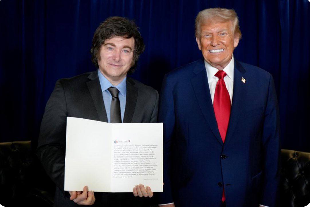 На встрече в Нью Йорке Дональд Трамп подарил президенту Аргентины Хавьер Милей открытку со своим распечатанным постом в котором он хвалит аргентинца Подарок от всего сердца