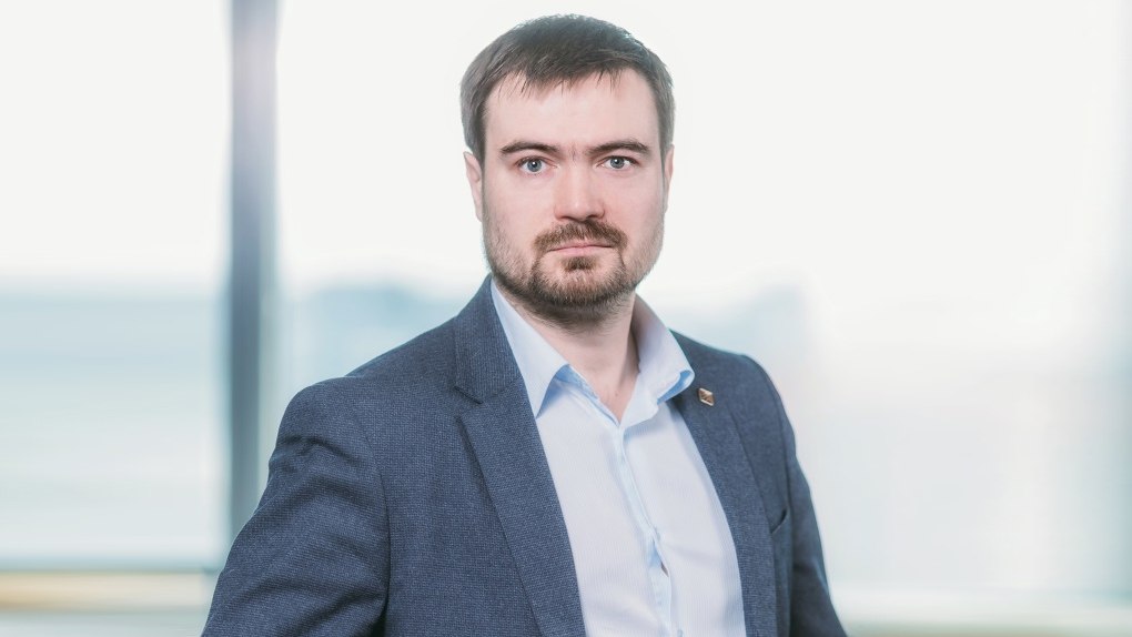 Свердловским министром цифрового развития станет топ менеджер СКБ Контур Евгений Шонов руководивший проектами по автоматизации займет место в правительстве в начале 2026 года сообщил источник 66 RU В IT компании нам подтвердили что его последний рабочий день в организации 30 декабря Должность министра цифрового развития освободилась после отставки Михаила Пономарькова в сентябре Его относили к команде арестованного экс вице губернатора Олега Чемезова По информации одного из источников он покинул правительство на фоне претензий силовиков Самого Чемезова арестовали осенью по делу о мошенничестве в особо крупном размере Фото СКБ Контур Подписывайся на 66 RU Новости из Екатеринбура