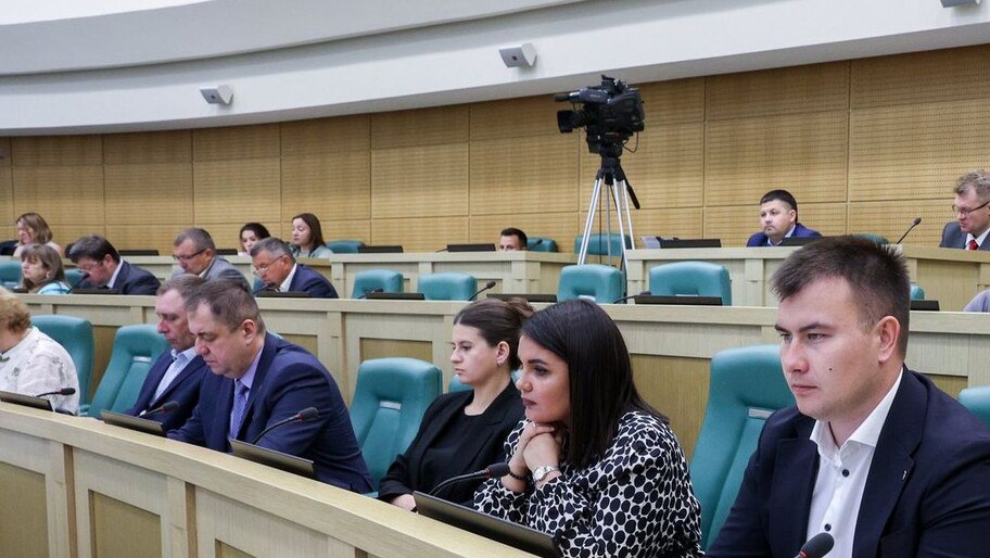 Херсонскую область представили на Втором Форуме тружеников села в Москве Руководитель Постоянного Представительства Херсонской области при Правительстве РФ Владимир Боделан по поручению губернатора Владимира Сальдо принял участие во Втором Форуме тружеников села. В первый день прошли пленарное заседание с участием Валентины Матвиенко и стратегическая сессия о будущем российского села. Участие приняли министр сельского хозяйства Оксана Лут, первый зампред Совета Федерации Андрей Яцкин и главы профильных комитетов. На «круглых столах» обсудили развитие села, поддержку фермеров, цифровизацию, привлечение молодежи и доступность медицины, образования и культуры в сельской местности. Фото: пресс-служба Постоянного представительства Херсонской области при Правительстве РФ , VK и ОК и читайте новости на нашем сайте