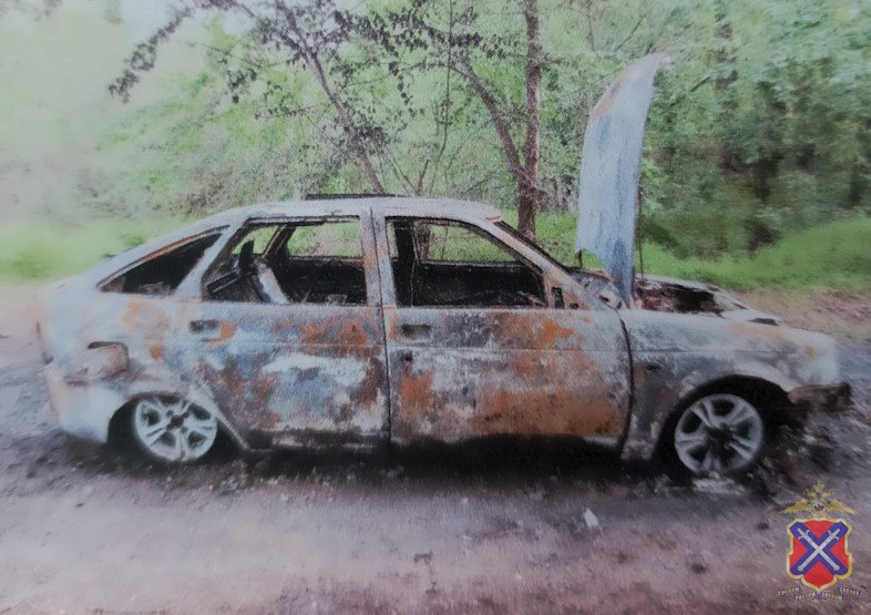Сотрудники полиции Среднеахтубинского района задержали подозреваемого в поджоге автомобиля 10 мая в полицию Среднеахтубинского района с заявлением обратилась 25-летняя женщина, сообщив, что сосед по даче поджог, принадлежащий ей автомобиль «Лада Приора». Сотрудники Отдела МВД России по Среднеахтубинскому району установили личность и задержали подозреваемого. Им оказался 47-летний волгоградец. Установлено, что между соседями возник конфликт, в результате которого подозреваемый облил бензином автомобиль потерпевшей и поджог. Решается вопрос о возбуждении уголовного дела по признакам преступления, предусмотренного ст. 167 УК РФ – «Умышленные уничтожение или повреждение имущества, путём поджога».