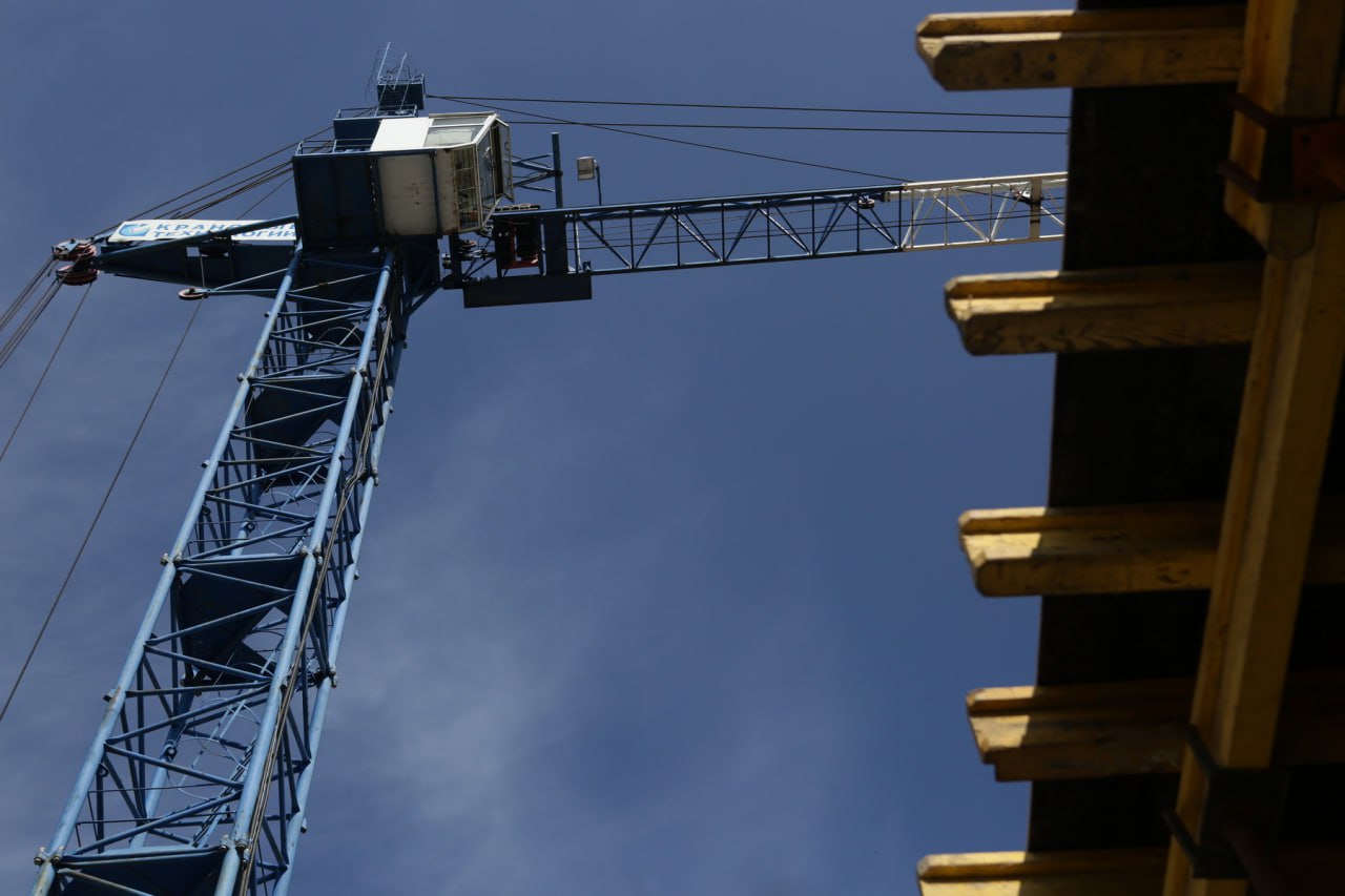 Застройщикам одобрили два проекта КРТ в Октябрьском районе Новосибирска Мэрия согласовала с компаниями СЗ ЮНИТ СЗ Юнит Квартал и Новосибирский экспериментальный механический завод проекты комплексного развития территорий в границах Грибоедова Пролетарской Никитина Карла Либкнехта и в границах Кирова Добролюбова Никитина Ленинградской в Октябрьском районе На обоих участках общая площадь которых 26 000 кв метров разрешено строить жилые дома Территории принадлежат инвесторам В качестве социальной нагрузки они должны благоустроить бульвар на чётной стороне улицы Никитина от Пролетарской до Карла Либкнехта а также аллеи на улице Кирова от Никитина до Добролюбова и на нечётной стороне Никитина от Кирова до Московской А ещё отремонтировать школу 16 на Добролюбова и построить детский сад на 120 мест на Московской Подписаться на канал