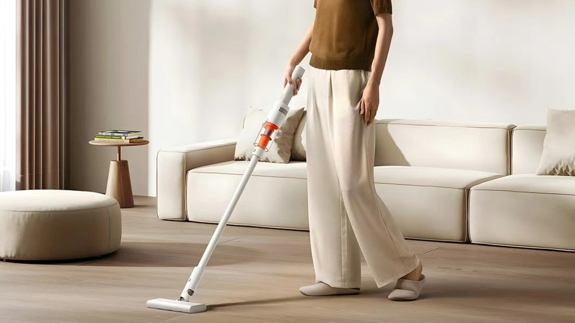 Новый пылесос от Xiaomi для тех кто не накопил на Dyson Компания представила бюджетный пылесос Mijia Lightweight Vacuum Cleaner с рекордно низким весом в 860 грамм Пылесос имеет давление до 22 000 Па а мотор выдаёт до 110 000 оборотов в минуту От одной зарядки новинка работает от 10 до 40 минут а заряжается через USB C Продажи начнутся 8 декабря по цене 359 юаней 3900 рублей В комплекте идут две щётки насадки rozetked me news 43064